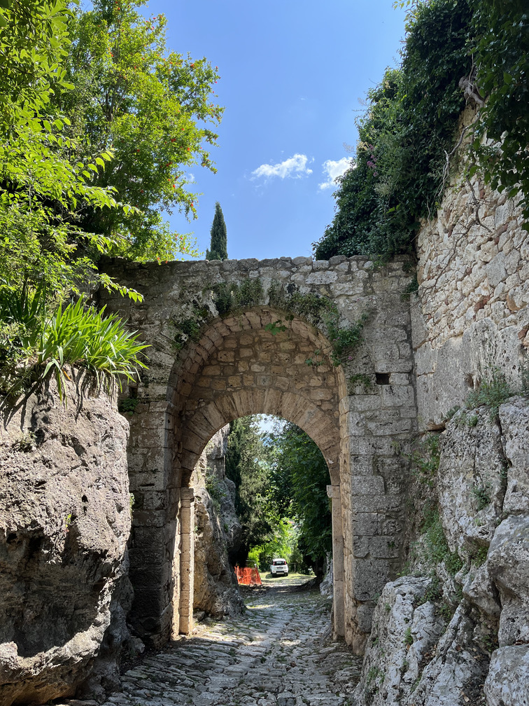 Saturnia - Via Clodia e Porta Romana.