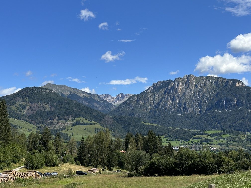 Malga Salanzada - panorama su Monte Cucal, Cornacci, Pala Santa e Latemar.