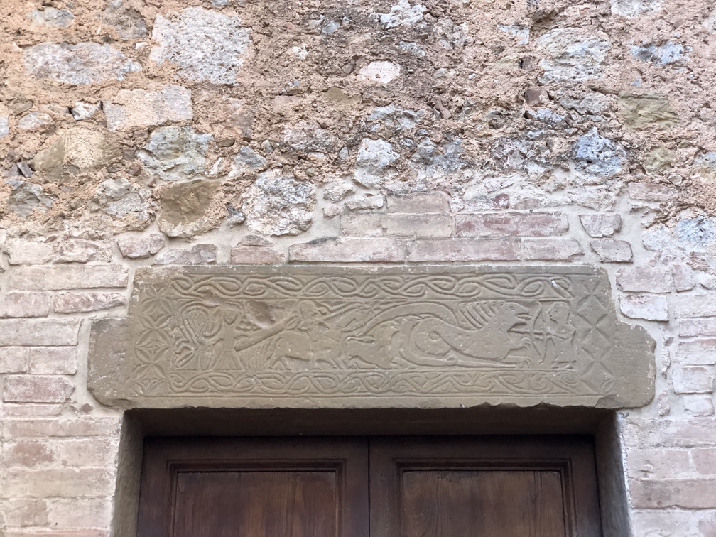Sovicille - Pieve di San Lorenzo, bassorilievo romanico.