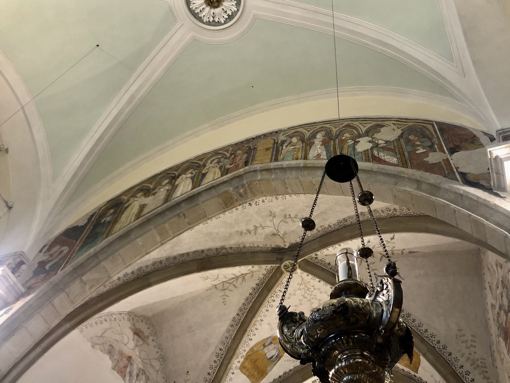 Pieve di Santa Maria Assunta a Cavalese - affresco della parabola delle Dieci Vergini sopra l'arco santo del presbiterio.