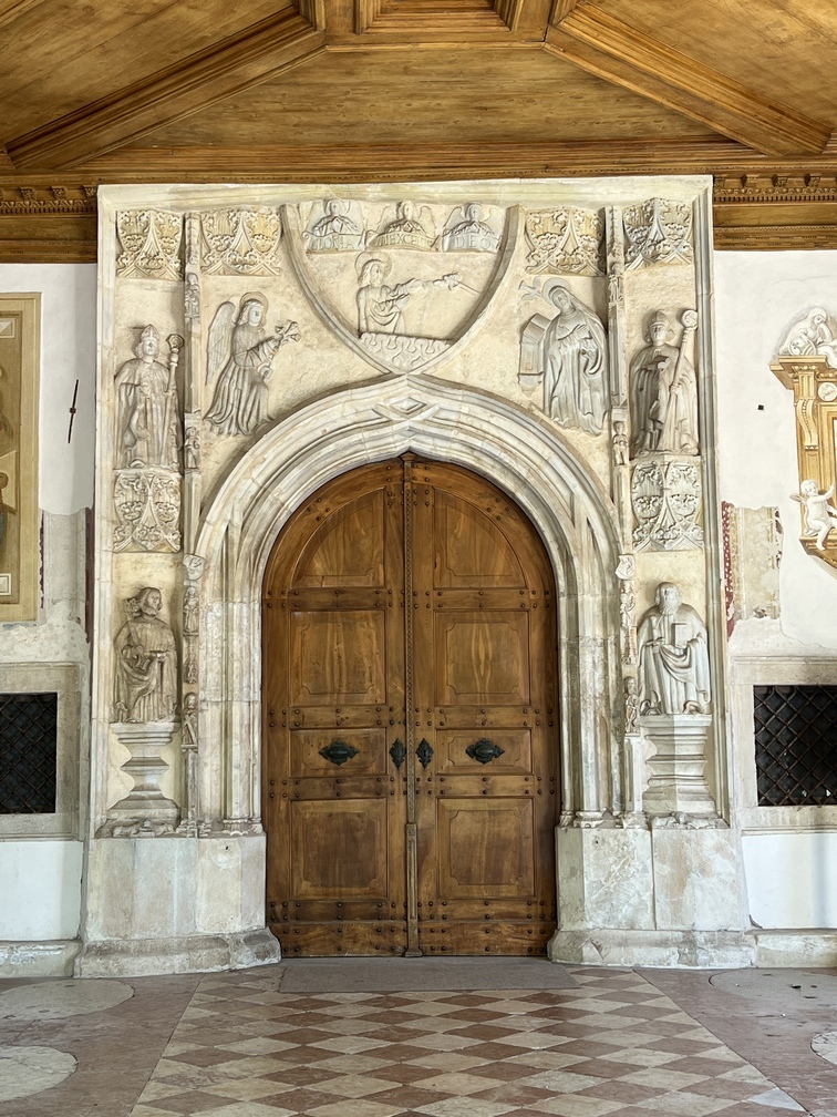 Pieve di Santa Maria Assunta a Cavalese - portale.