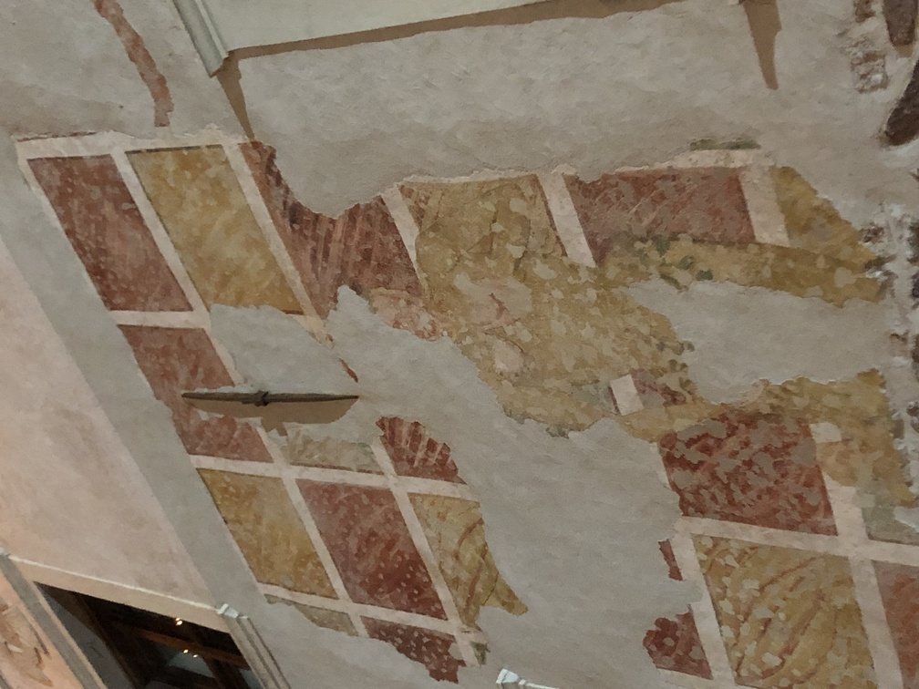 Casa Bertelli - affreschi esterni, famiglia dei Silvani, donna e figlio.