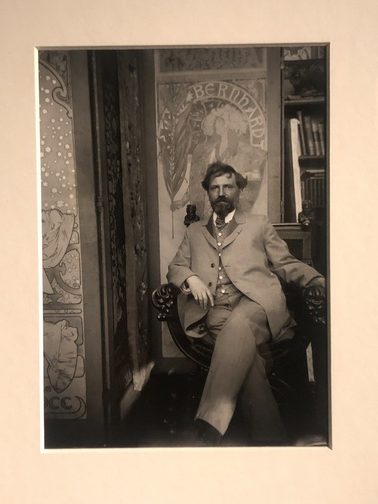 A. Mucha, Autoritratto con poster per Sarah Bernhardt nell'atelier di rue du Val-de-Gràce Parigi, 1901 ca.,
stampa moderna da negativo originate su lastra, Fondazione Mucha.