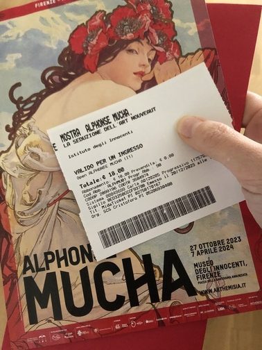Locandina e biglietto regalo della mostra "Alphonse Mucha".
