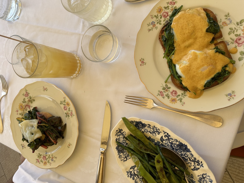 Pensione Bencistà a Fiesole - brunch:  focaccina di patate, brie e cicorie; contorno di taccole, fagiolini e limone; uova alla fiorentina.